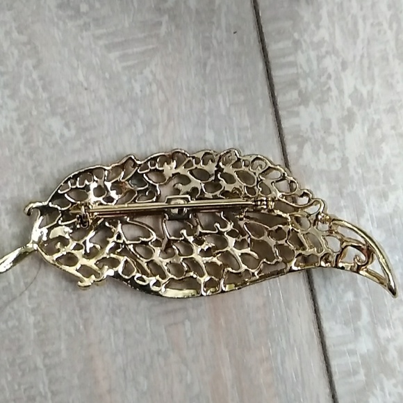 Goldtone Leaf Pin Brooch - Picture 4 of 4